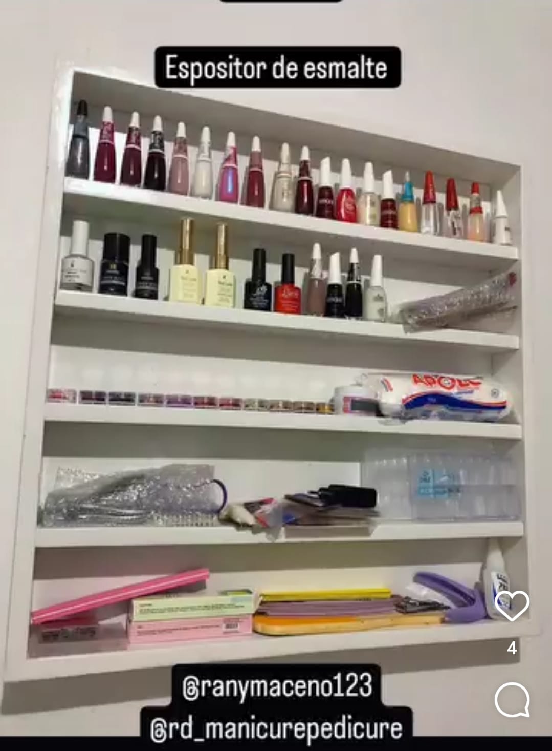 Expositor de esmalte com prateleira branca planejada e produtos de manicure e pedicure organizados em nichos na parede